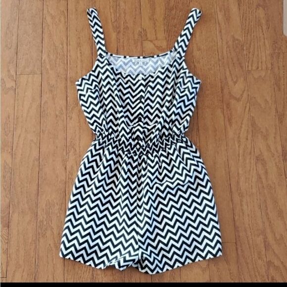 Chevron Pattern Romper   - Picture 4 of 6